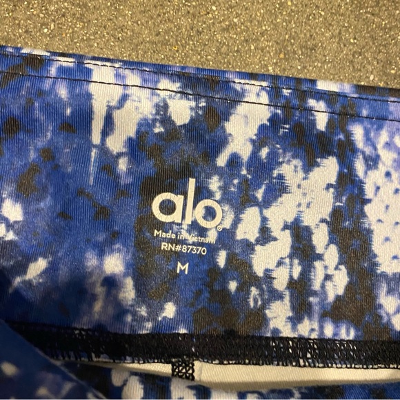 Alo Yoga Women’s Medium‎ Leggings Deep Blue Snake Print Athleisure Gym - Picture 3 of 7